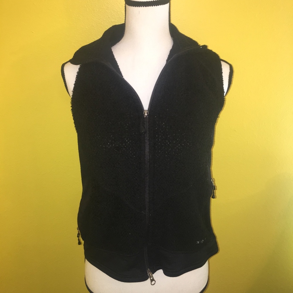 Patagonia fuzzy vest! 🖤